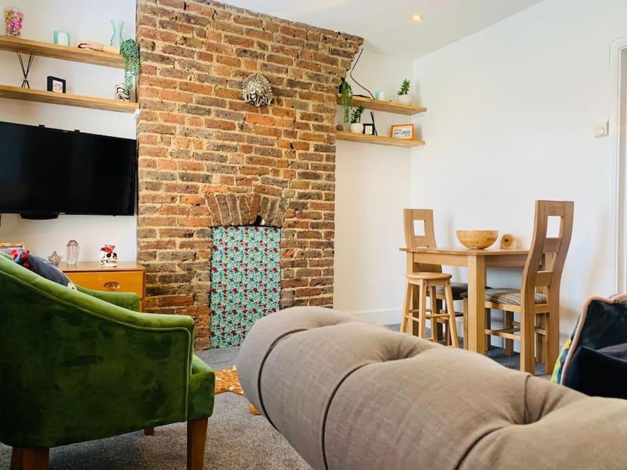 Funky 2 Bedroom Apartment In Town Centre Hastings Bagian luar foto