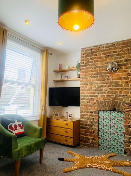 Funky 2 Bedroom Apartment In Town Centre Hastings Bagian luar foto